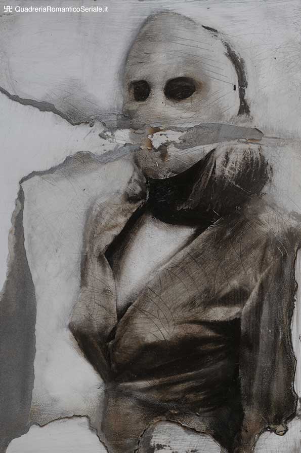 strappi su busto e maschera femminile