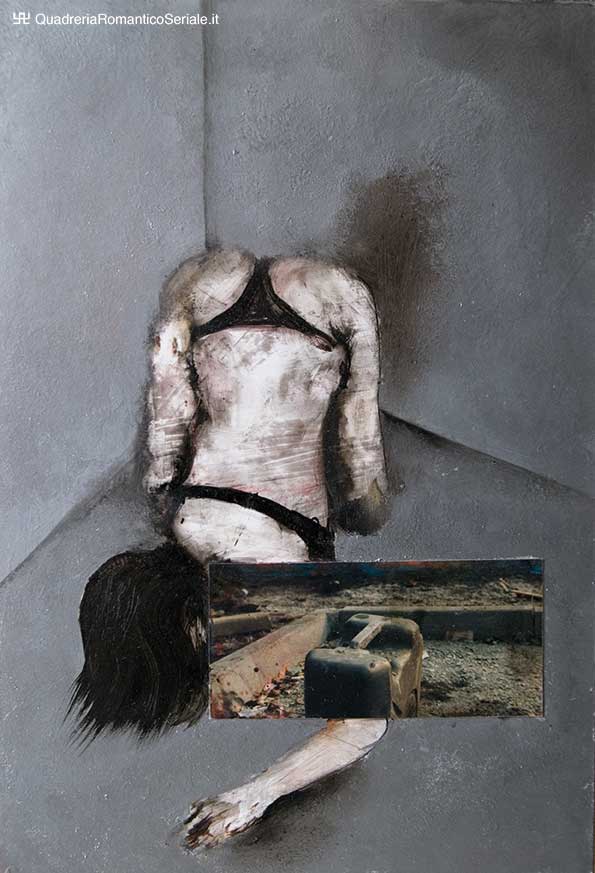 femmina a carponi su suolo con tanica