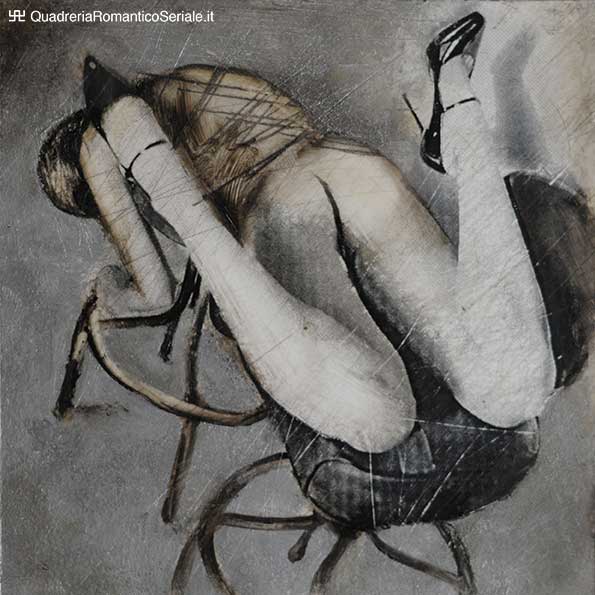 posteriore di femmina adagiata su due sgabelli