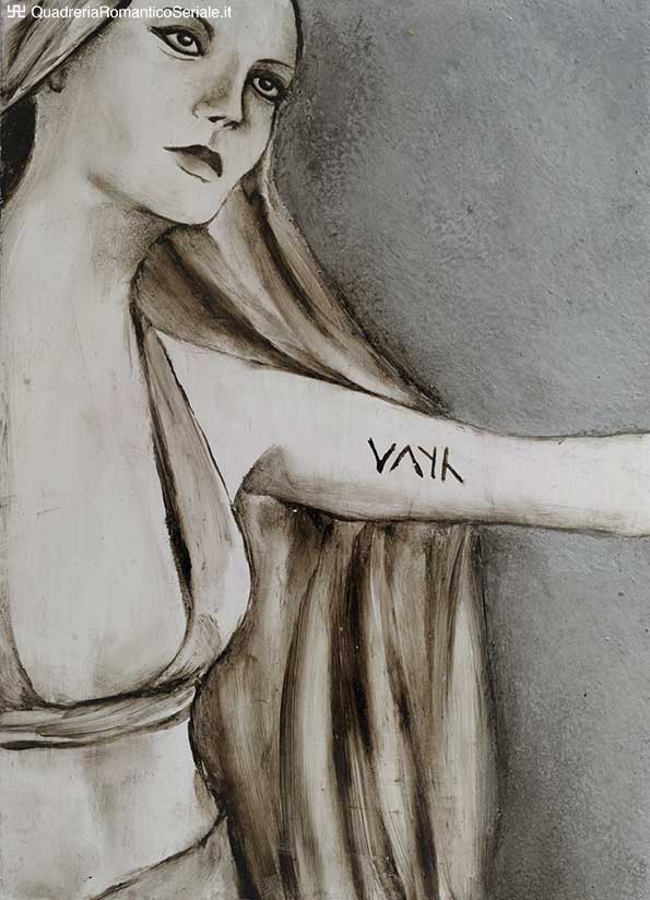 femmina con manto e lettere camune sul braccio